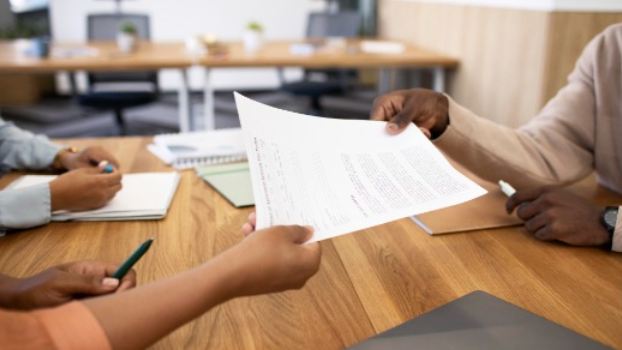 Requalification d’un CDD en CDI : l’indemnité de précarité reste acquise